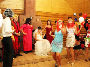 Веселая тематическая свадьба с костюмами