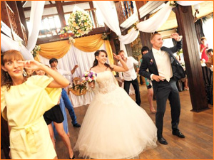 Свадебный веселый танец на свадьбе