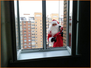 Дед Мороз в окно многоэтажного дома