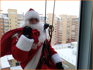 Поздравление Деда Мороза через окно в Красноярске