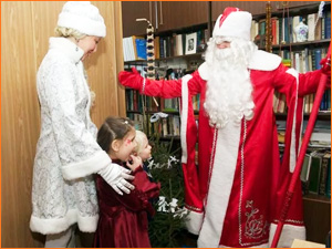 Дед Мороз и Снегурочка поздравляет детей на дому