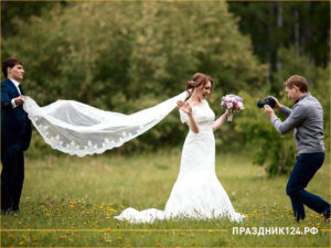 Фотограф выбирает красивый ракурс для невесты